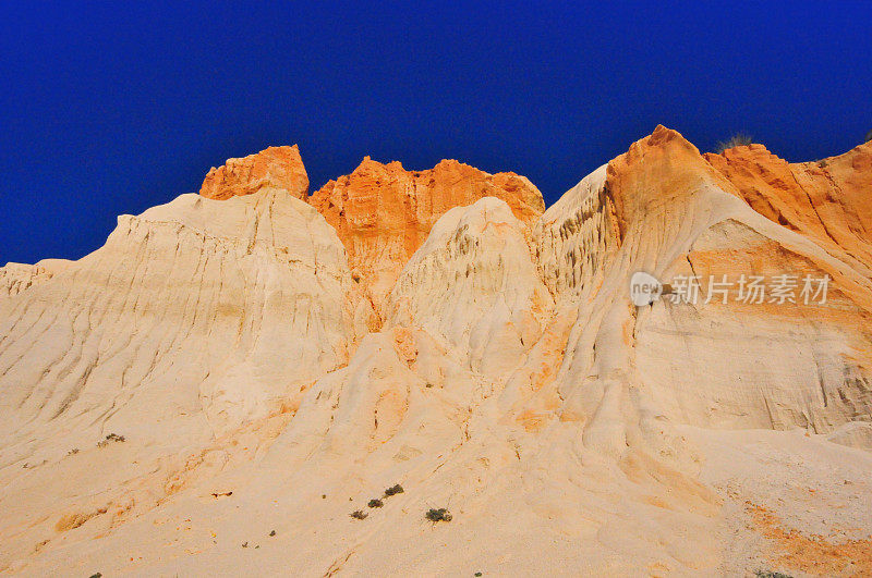 Falésia海滩侵蚀悬崖- Olhos de Água, Albufeira, Algarve，葡萄牙